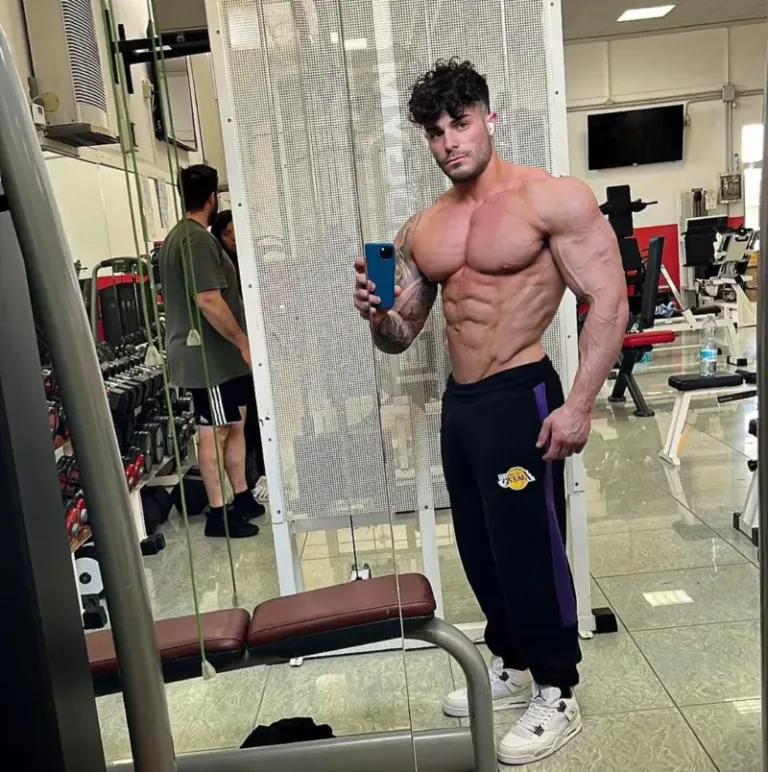 21 year old Italian bodybuilder 🇮🇹 : r/ClothedMuscle