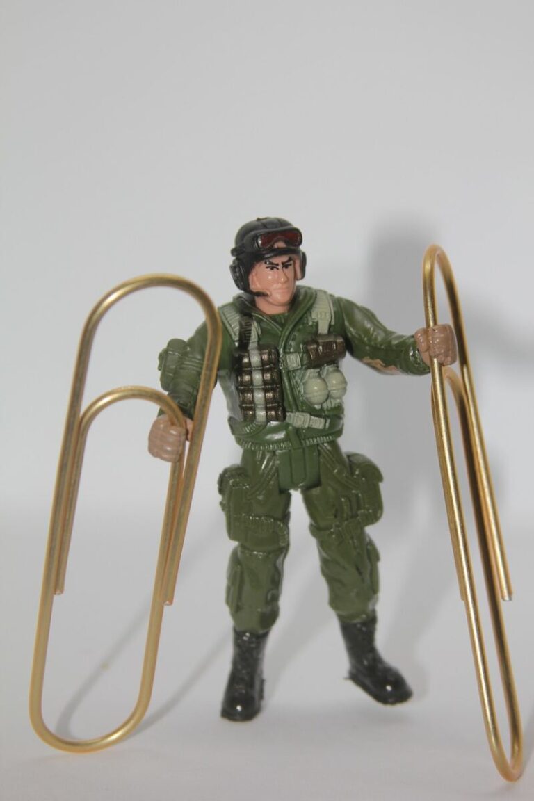 büroklammer, soldat, spielzeug, militär, krieg, träger, uniform, büromaterial, büro-accessoires, tarnung, starker mann, krieger, gewichtheben, krafttraining, mächtig, führung, lustig, muskelaufbau, witzig, herr, macho, grau-training, grau lustig, grau führung, graue krieg