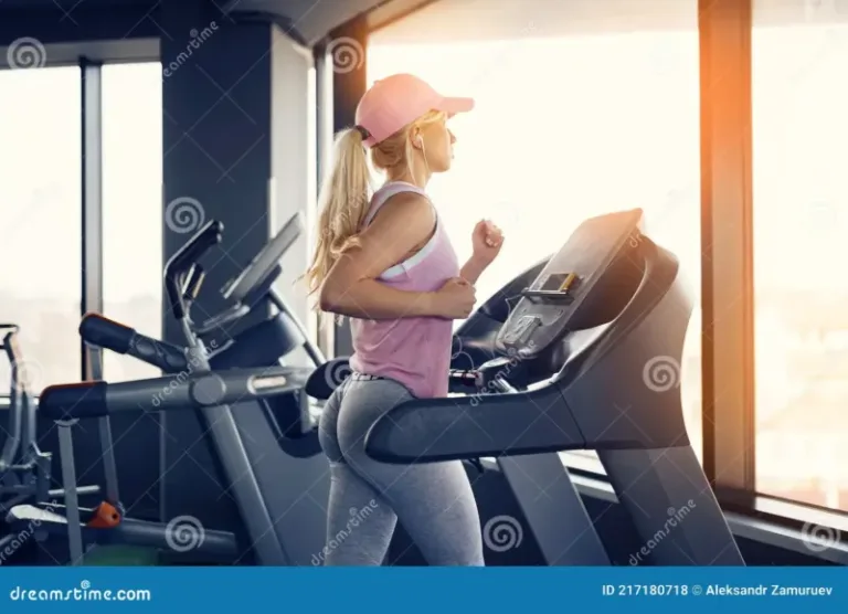 Seitenansicht Einer Sportlichen Blonden Frau, Die Auf Dem Laufband Im Fitnessstudio Trainiert ...