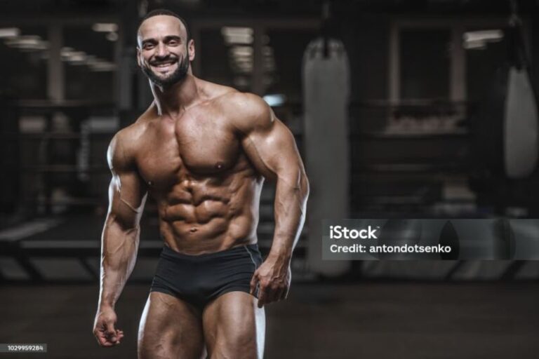 Sportliche Männer Brutal Starke Bodybuilder Aufpumpen Der Muskeln Mit Hanteln Stockfoto und mehr ...